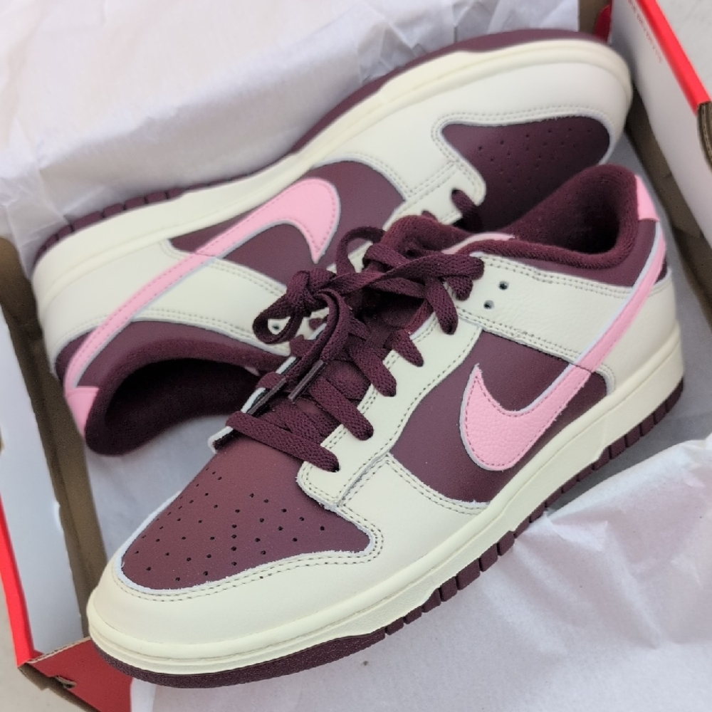 Nike Dunk Low Premium - Valentine's Day '23 - Men's Size 10.5 ( DZ2547-100 )